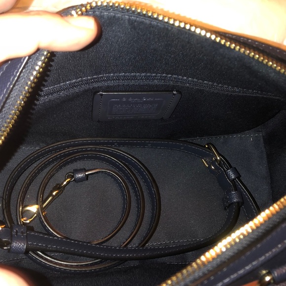 NWT COACH CLASSIC MEDIUM HANDBAG WITH CROSS STRAP - Picture 3 of 4